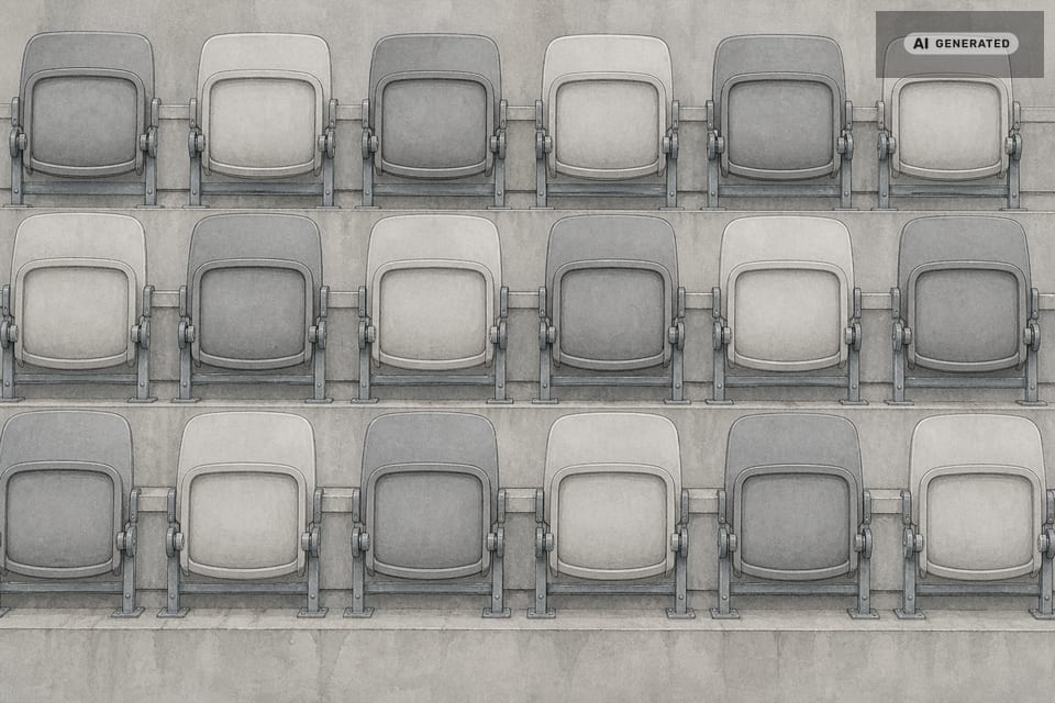 Frontale Ansicht leerer Sitzreihen im Stadion, ausgeblichene Klappsitze, Tageslicht. (KI-generiertes Bild)
